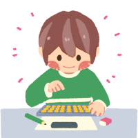 ご入会後、そろばん学習を楽しんでいる男の子